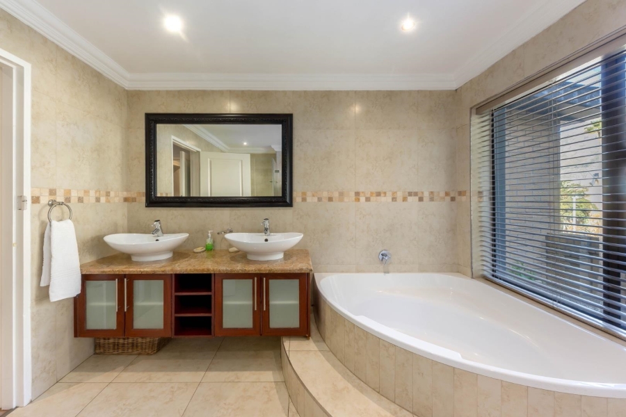 To Let 4 Bedroom Property for Rent in Tamboerskloof Western Cape